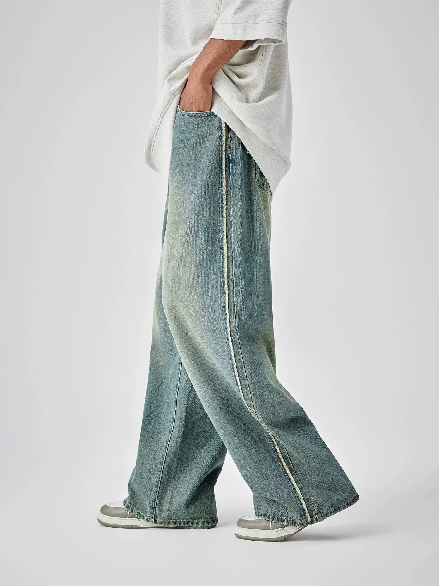 Casual Wide-Leg Denim Jeans With Distressed Wash And Frayed Hem